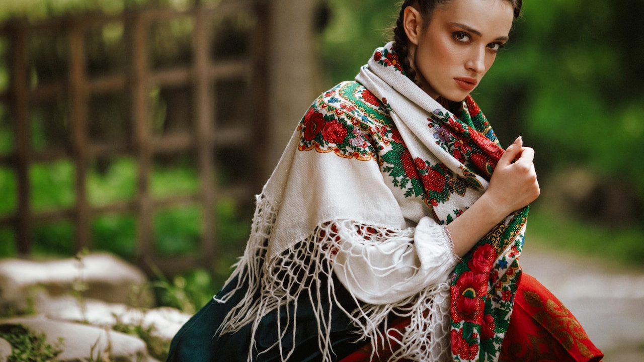 Explore helpful tips to choose fashionable shawls for your wardrobe