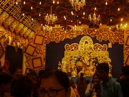 बंगाल में दुर्गा पूजा और दर पर नेताजी, मां सब जानती है बंगाल में दुर्गा पूजा और दर पर नेताजी, मां सब जानती है