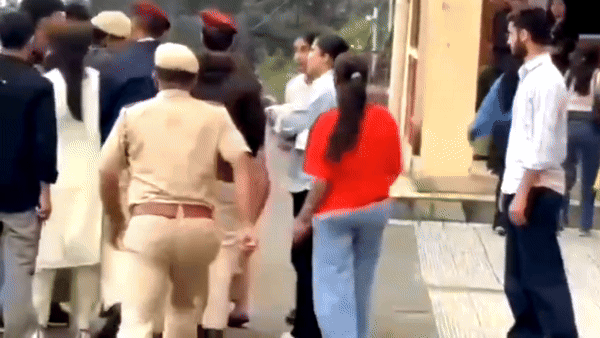 हिमाचल यूनिवर्सिटी में खूनी संघर्ष! SFI स्टूडेंट्स ने ABVP छात्रा पर जमकर बरसाए लात-घूंसे