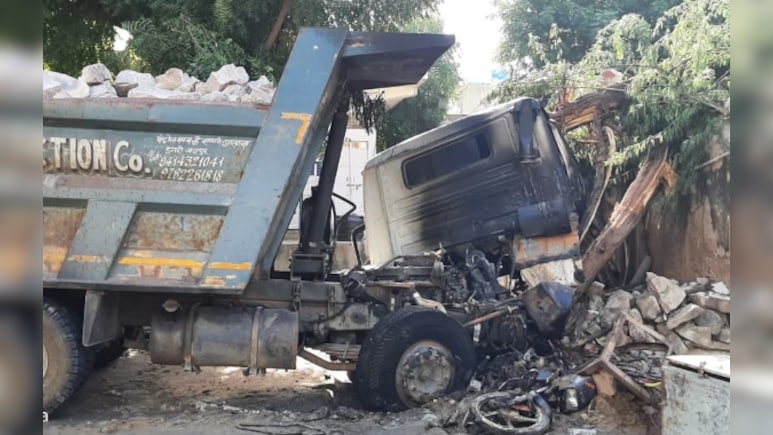 जयपुर में डंपर ने तीन लोगों को कुचला, 2 की मौत; शार्ट सर्किट की वजह से लगी आग में जलते रहे शव 