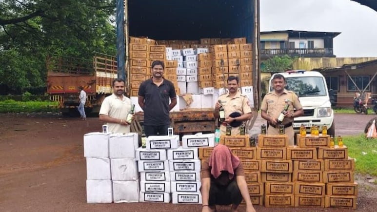 Ratnagiri News: उत्पादन शुल्क विभागाची धडक कारवाई! तब्बल 2 कोटीचा अवैध मद्यसाठा जप्त Ratnagiri News: उत्पादन शुल्क विभागाची धडक कारवाई! तब्बल 2 कोटीचा अवैध मद्यसाठा जप्त