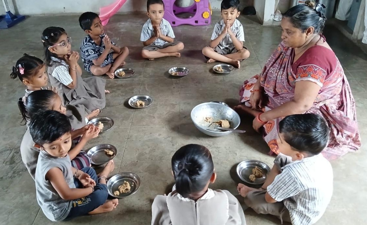 कैसे दूर होगी बच्चों में कुपोषण की समस्या, आंगनवाड़ी केंद्रों की भूमिका