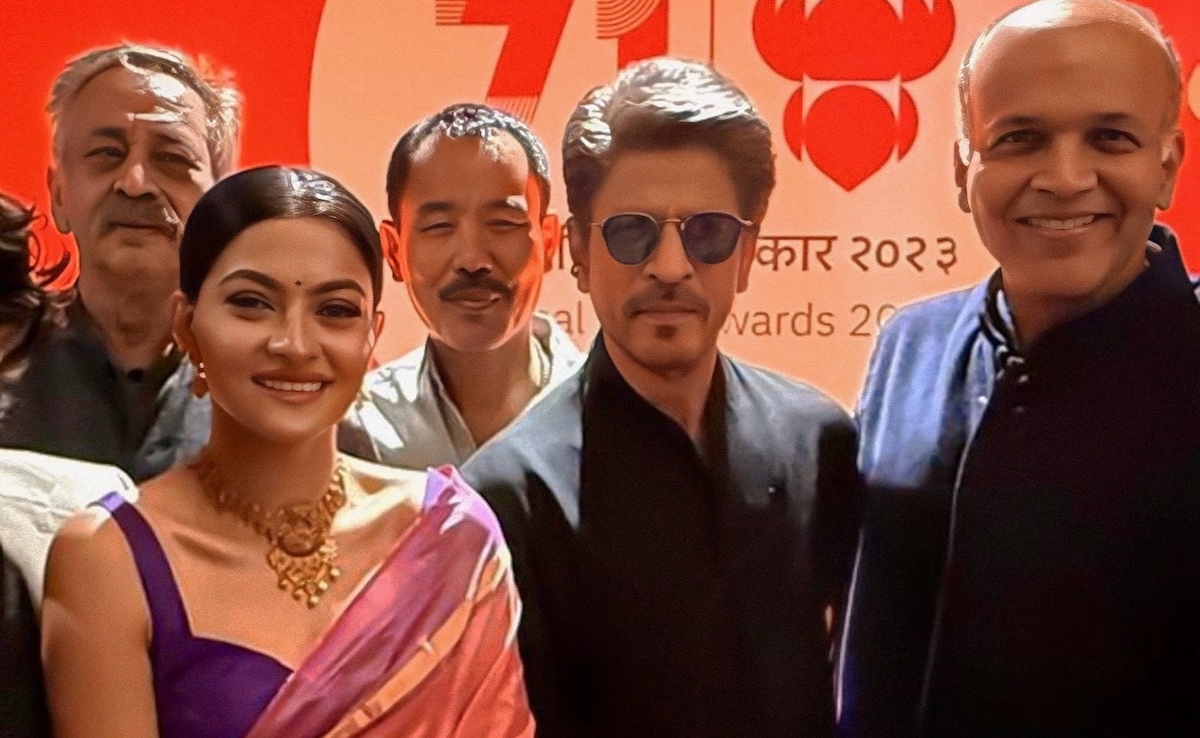 After Handshake With Shah Rukh Khan, National Award Jury Member Says She Didn't "Wash Her Hands"