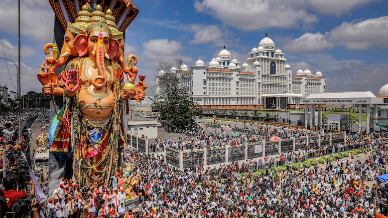 Photos: अगले बरस जल्दी आना... ढोल-ताशों के साथ विसर्जन, बप्पा की विदाई ने नम की आंखें