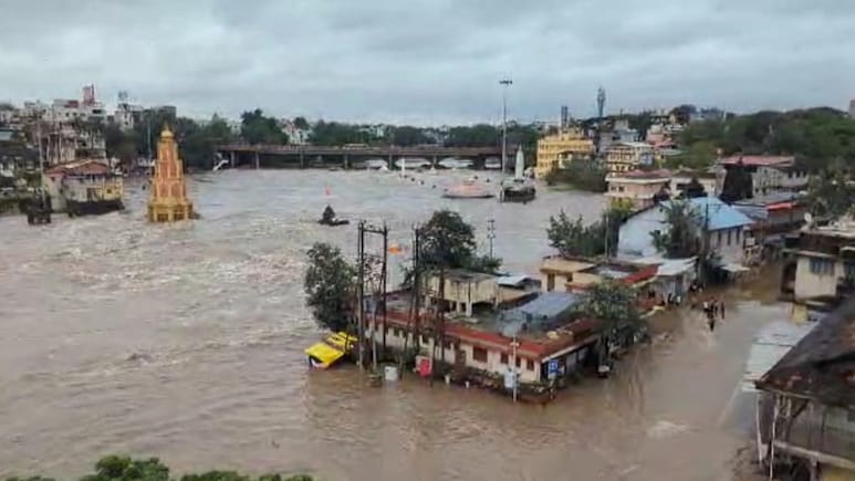 नासिक में डरा रही उफनती गोदावरी, रामकुंड और बजरंगबली मंदिर जलमग्न; मौसम का भी रेड अलर्ट नासिक में डरा रही उफनती गोदावरी, रामकुंड और बजरंगबली मंदिर जलमग्न; मौसम का भी रेड अलर्ट