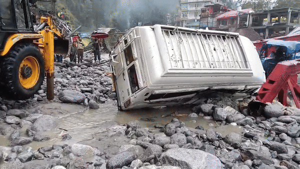 VIDEO: 24 घंटे बाद कैसे निकली मनालसू नदी के बीच फंसी ट्रैवलर, बाल-बाल बची जान