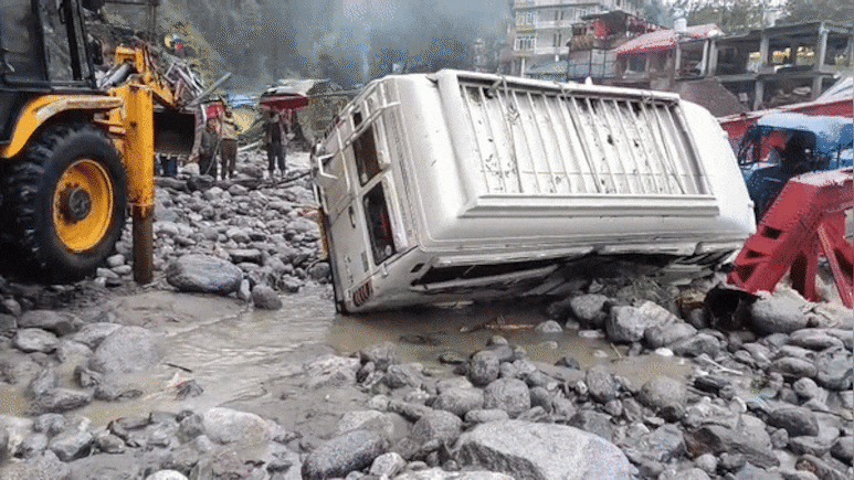मनाली की मनालसू नदी में फंसी ट्रैवलर 24 घंटे बाद कैसे निकली, देखें वीडियो मनाली की मनालसू नदी में फंसी ट्रैवलर 24 घंटे बाद कैसे निकली, देखें वीडियो