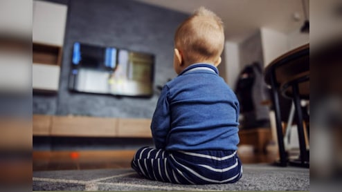 Parenting Tips: आप भी बच्चों को टीवी दिखाते हुए खाना खिलाती हैं? पड़ सकता है उनके दिमाग और हेल्थ पर बुरा असर