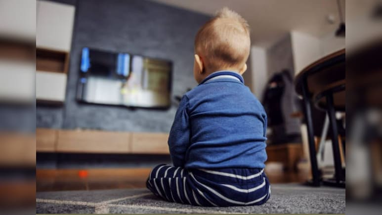 Parenting Tips: आप भी बच्चों को टीवी दिखाते हुए खाना खिलाती हैं? पड़ सकता है उनके दिमाग और हेल्थ पर बुरा असर