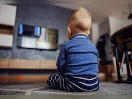 Parenting Tips: आप भी बच्चों को टीवी दिखाते हुए खाना खिलाती हैं? पड़ सकता है उनके दिमाग और हेल्थ पर बुरा असर Parenting Tips: आप भी बच्चों को टीवी दिखाते हुए खाना खिलाती हैं? पड़ सकता है उनके दिमाग और हेल्थ पर बुरा असर
