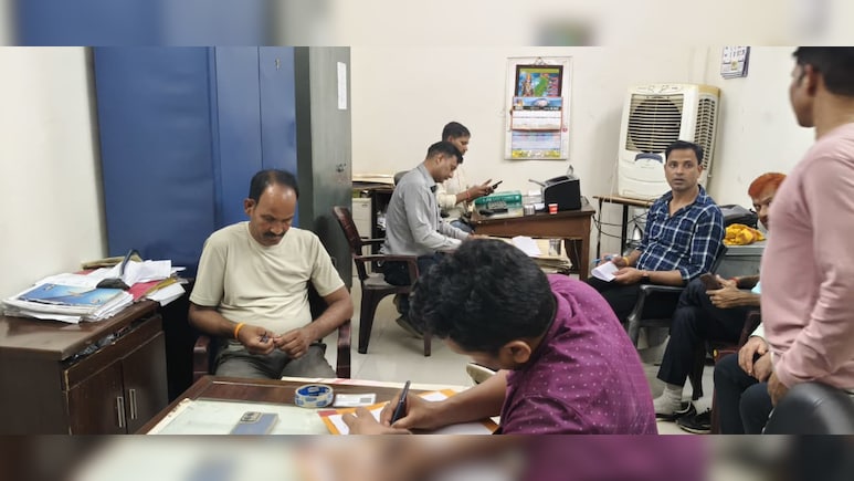 ACB की टीम ने रिश्वत लेते भू-अभिलेख के अनुरेखक को किया गिरफ्तार, किसान से इस काम के लिए मांग रहा था पैसे ACB की टीम ने रिश्वत लेते भू-अभिलेख के अनुरेखक को किया गिरफ्तार, किसान से इस काम के लिए मांग रहा था पैसे
