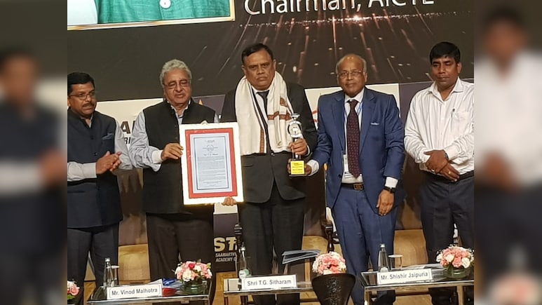 आज के बदलते दौर में तकनीक को मानवीय बनाकर स्वीकार करना क्यों है जरूरी, पढ़ें क्या कहते हैं जानकार