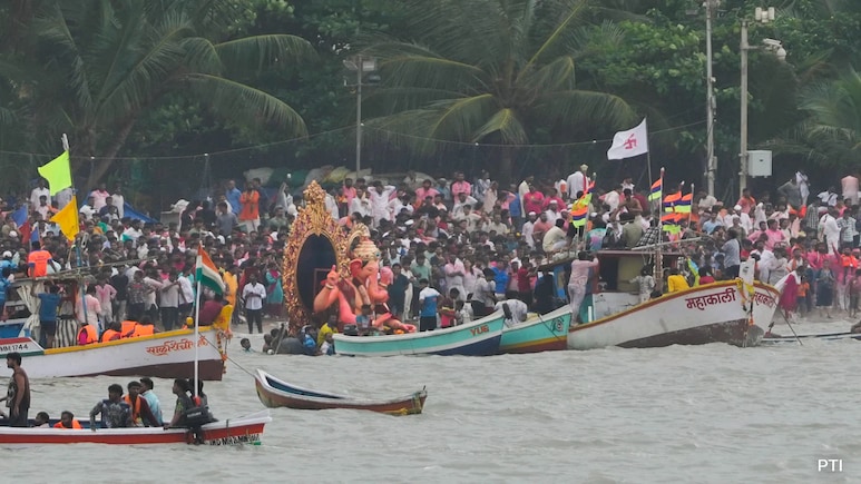 Over 100 Mobiles, Several Gold Chains Stolen During Lalbaugcha Raja Immersion Over 100 Mobiles, Several Gold Chains Stolen During Lalbaugcha Raja Immersion