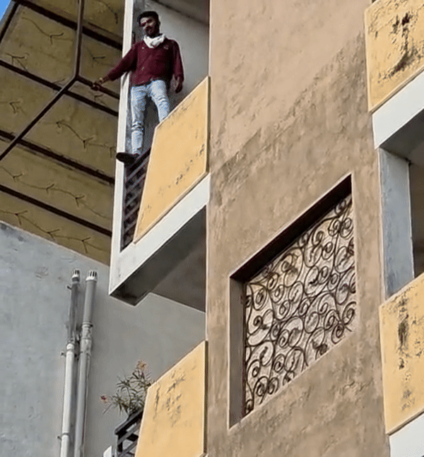 VIDEO: महाराष्ट्र में लड़के का हाई वोल्टेड ड्रामा, गर्लफ्रेंड ने नहीं की बात को 6वीं मंजिल कूदने लगा