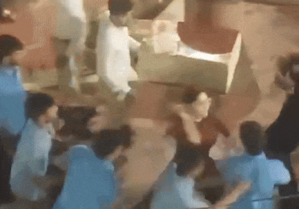 Watch Video:रेस्टोरेंट में छेड़खानी पर लड़की ने जड़ा थप्पड़, कर्मचारियों ने दोस्तों पर बरसाए लात-घूंसे