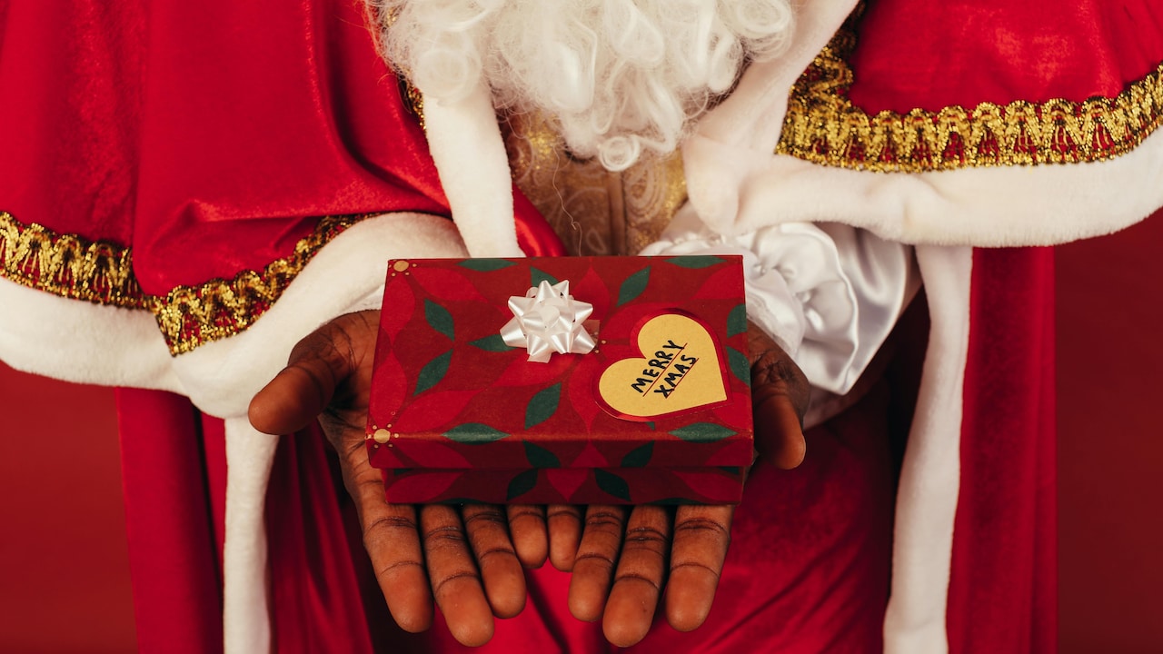 How can you pick a special luxury gift for Karwa Chauth 2025?