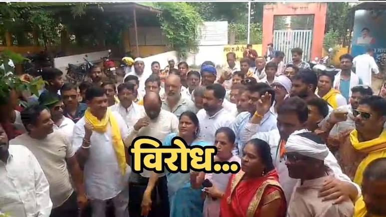 MP News: अब सेंधवा पहुंची विजयवर्गीय के खिलाफ विरोध की आग, गुस्साए लोगों ने ऐसे निकाला गुस्सा MP News: अब सेंधवा पहुंची विजयवर्गीय के खिलाफ विरोध की आग, गुस्साए लोगों ने ऐसे निकाला गुस्सा