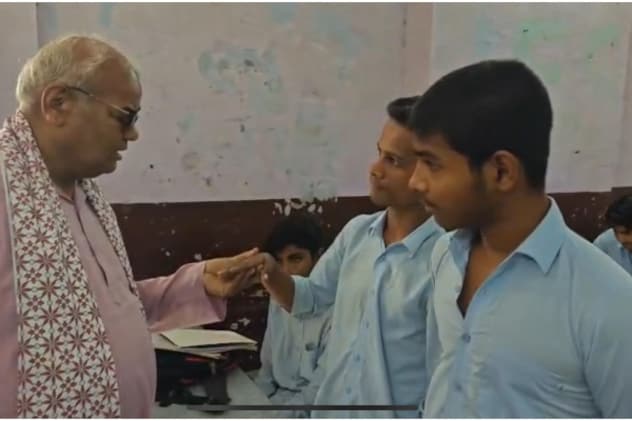 क्लास रूम में गुटखे के पैकेट और बच्चों के बाल-नाखून बढ़े देख नाराज हुए शिक्षा मंत्री दिलावर. क्लास रूम में गुटखे के पैकेट और बच्चों के बाल-नाखून बढ़े देख नाराज हुए शिक्षा मंत्री दिलावर.