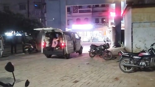 Road Accident: कार ने बाइक को मारी इतनी जोरदार टक्कर कि खुद भी पलटी, तीन की मौत और 6 घायल