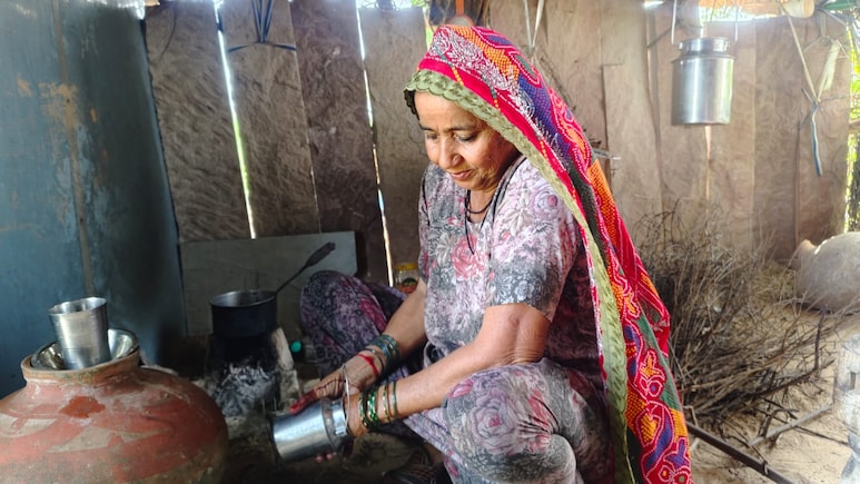 Rajasthan: बिना बिजली के AC जैसा ठंडा कमरा, चूरू में आधुनिक इमारतों को मात दे रहीं देसी झोपड़ियां Rajasthan: बिना बिजली के AC जैसा ठंडा कमरा, चूरू में आधुनिक इमारतों को मात दे रहीं देसी झोपड़ियां