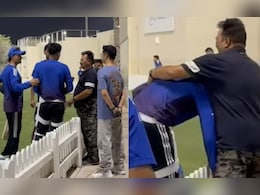 IND vs PAK: मैच से पहले अभिषेक शर्मा के पिता राजकुमार शर्मा से शुभमन गिल और अर्शदीप सिंह ने पांव छूकर आशीर्वाद लिए IND vs PAK: मैच से पहले अभिषेक शर्मा के पिता राजकुमार शर्मा से शुभमन गिल और अर्शदीप सिंह ने पांव छूकर आशीर्वाद लिए
