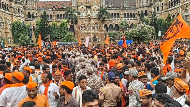CSMT कडे जाणारे सर्व मार्ग बंद! दक्षिण मुंबईतील वाहतुकीत मोठे बदल, घराबाहेर पडण्याआधी 'हे' वाचा CSMT कडे जाणारे सर्व मार्ग बंद! दक्षिण मुंबईतील वाहतुकीत मोठे बदल, घराबाहेर पडण्याआधी 'हे' वाचा