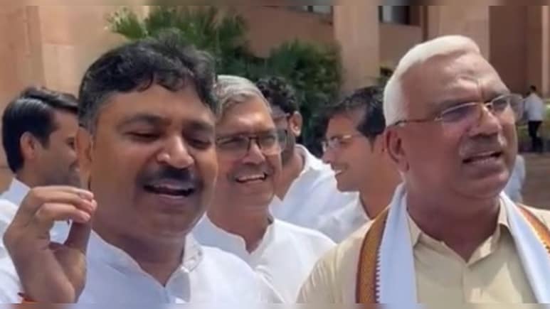'सरकार के आंकड़े और भैंस को खिला दो कांकड़े...' टीकाराम जूली ने जवाहर बेढम के सामने ही कसा तंज 'सरकार के आंकड़े और भैंस को खिला दो कांकड़े...' टीकाराम जूली ने जवाहर बेढम के सामने ही कसा तंज
