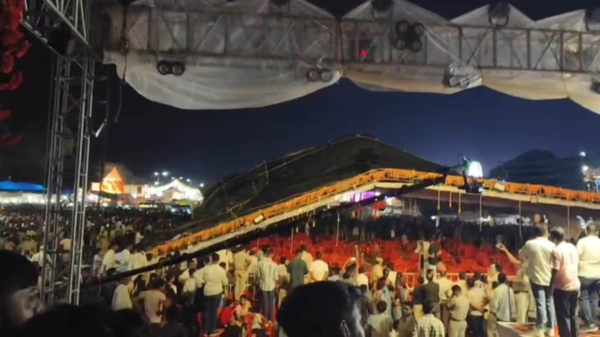 टेंट का एक हिस्सा झुकने लगा टेंट का एक हिस्सा झुकने लगा