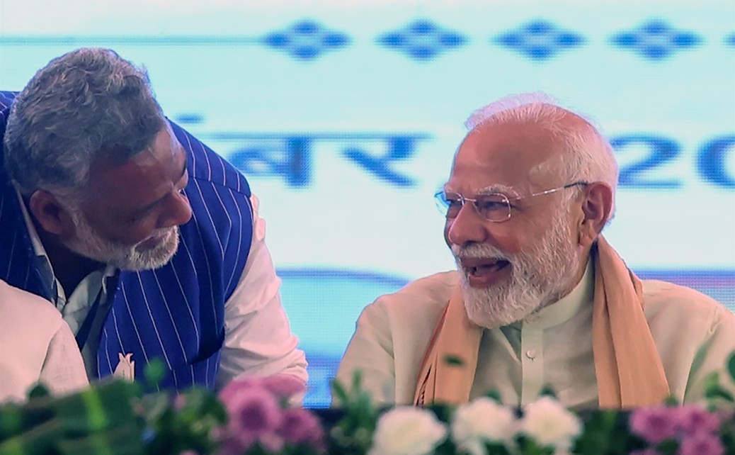 PM मोदी के पास पहुंचे पप्पू, फिर कान में कुछ कहा... ठहाके का वीडियो वायरल, होने लगी चर्चा 