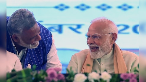 PM मोदी के पास पहुंचे पप्पू, फिर कान में कुछ कहा... ठहाके का वीडियो वायरल, होने लगी चर्चा 