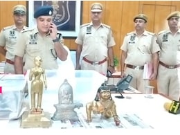 Jaipur Temple Theft: अष्टधातु से बनी भगवान कृष्ण की मूर्ति चुराने वाला गैंग दौसा से गिरफ्तार, 85 हजार कैश और छत्र भी बरामद Jaipur Temple Theft: अष्टधातु से बनी भगवान कृष्ण की मूर्ति चुराने वाला गैंग दौसा से गिरफ्तार, 85 हजार कैश और छत्र भी बरामद
