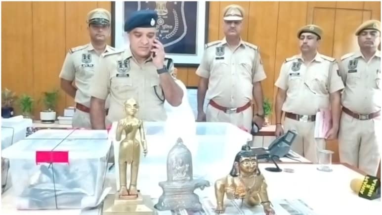 Jaipur Temple Theft: अष्टधातु से बनी भगवान कृष्ण की मूर्ति चुराने वाला गैंग दौसा से गिरफ्तार, 85 हजार कैश और छत्र भी बरामद Jaipur Temple Theft: अष्टधातु से बनी भगवान कृष्ण की मूर्ति चुराने वाला गैंग दौसा से गिरफ्तार, 85 हजार कैश और छत्र भी बरामद