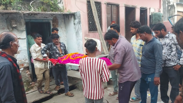 मुस्लिम युवकों ने दिया बुजुर्ग हिंदू महिला की अर्थी को कंधा, मुखाग्नि भी दी