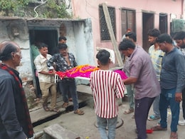 मुस्लिम युवकों ने दिया बुजुर्ग हिंदू महिला की अर्थी को कंधा, मुखाग्नि भी दी मुस्लिम युवकों ने दिया बुजुर्ग हिंदू महिला की अर्थी को कंधा, मुखाग्नि भी दी