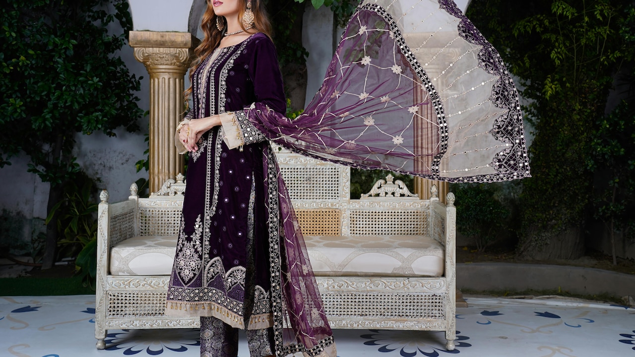 Get top kurta set fabrics for every season on Myntra