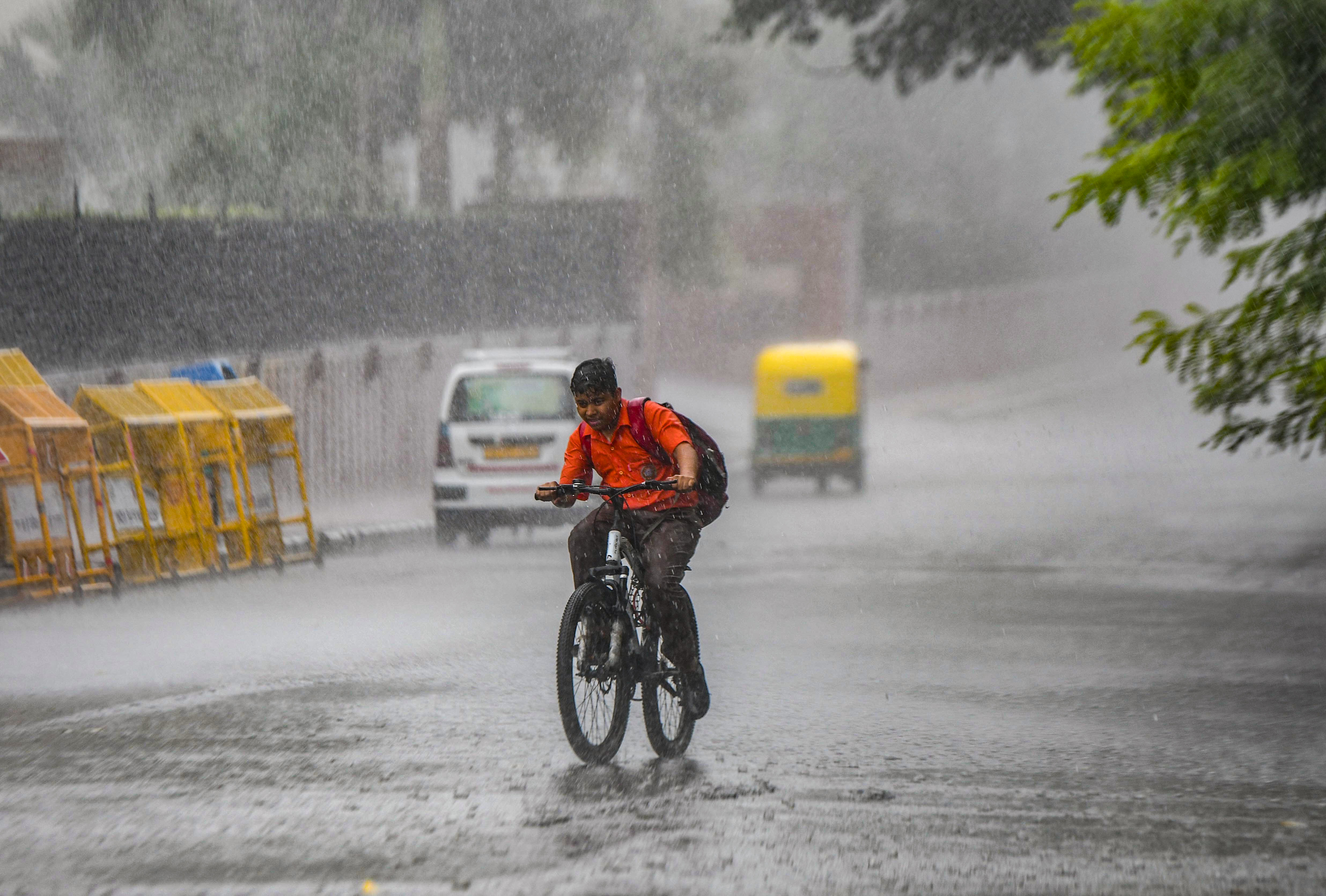 बारिश ने जनजीवन को बुरी तरह प्रभावित, बहादुरगढ़ समेत झज्जर में स्कूल और आंगनवाड़ी केंद्र 2 दिनों के लिए बंद