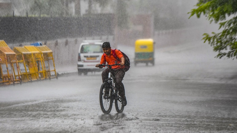 बारिश से जनजीवन बुरी तरह प्रभावित, बहादुरगढ़ समेत झज्जर में स्कूल और आंगनवाड़ी केंद्र 2 दिनों के लिए बंद
