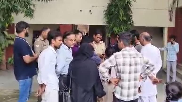 बुर्का उतार कर अंदर जाओ... आई लव मोहम्मद के बाद अब पेरेंट्स-टीचर मीटिंग में कट गया बवाल