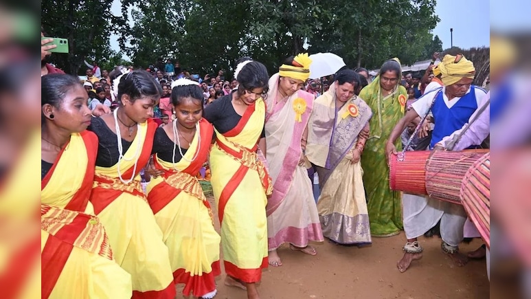 मांदर की थाप पर मंत्री लक्ष्मी ने महिलाओं के साथ थिरकाए कदम, करमा तिहार में दिखा मंत्रियों का अनोखा अंदाज