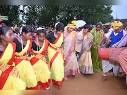 मांदर की थाप पर मंत्री लक्ष्मी ने महिलाओं के साथ थिरकाए कदम, करमा तिहार में दिखा मंत्रियों का अनोखा अंदाज मांदर की थाप पर मंत्री लक्ष्मी ने महिलाओं के साथ थिरकाए कदम, करमा तिहार में दिखा मंत्रियों का अनोखा अंदाज