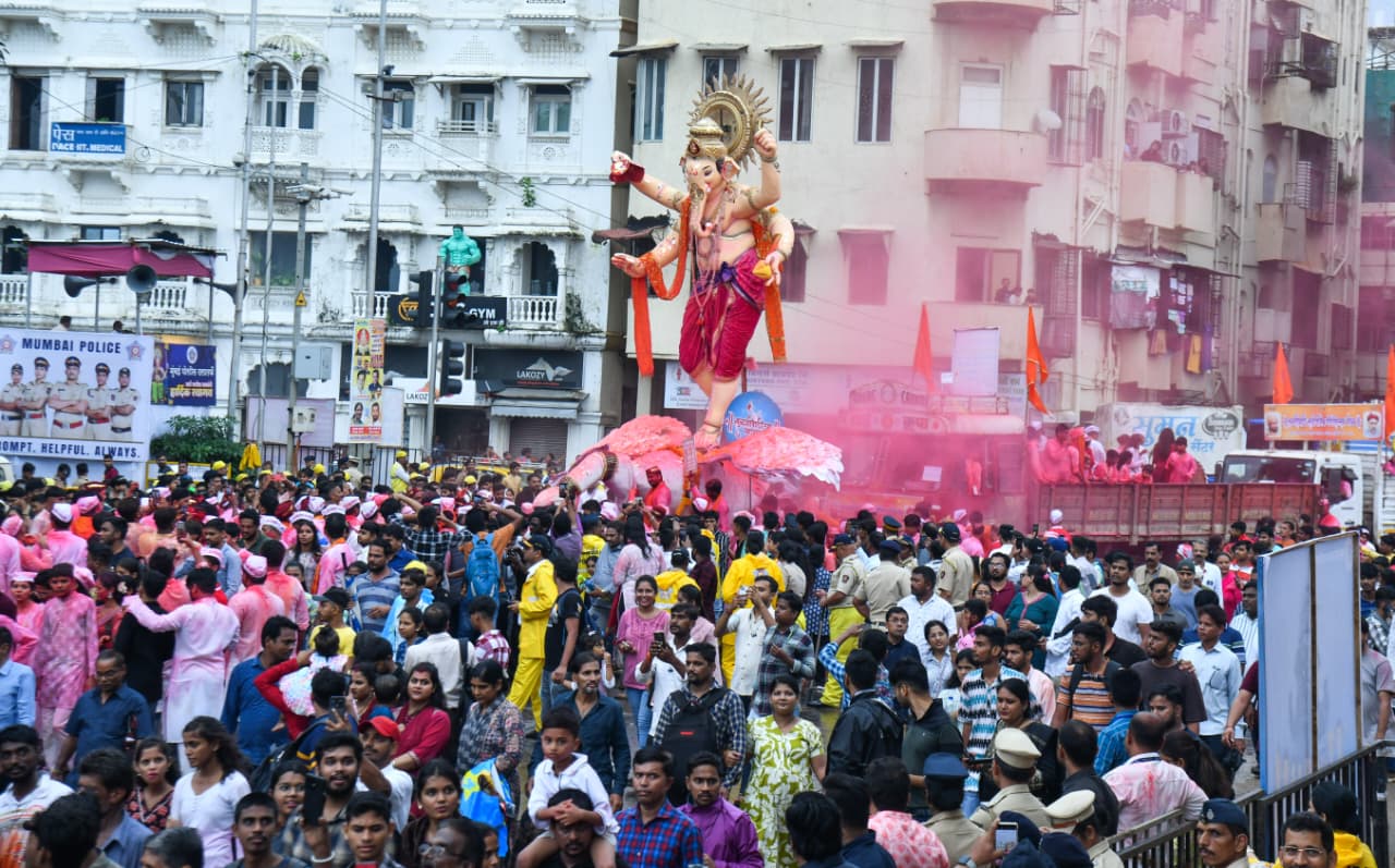 तीन बार कोशिश के बाद भी आज अभी तक नहीं हो पाया लालबागचा राजा का विसर्जन