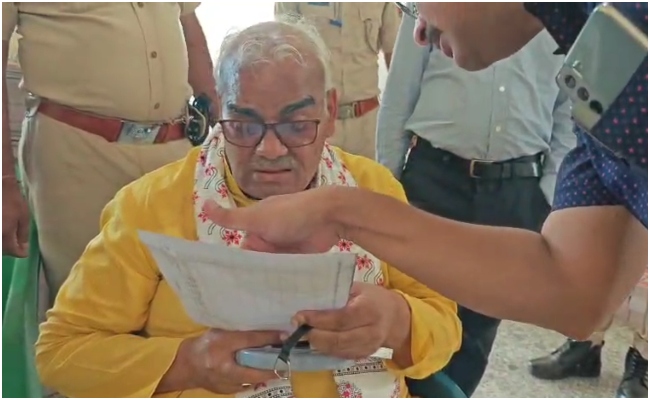मॉर्निंग प्रेयर के समय स्कूल पहुंच गए मंत्री, 10 टीचर एब्सेंट मिले, शिक्षा अधिकारी खेत पर थे, फिर हुआ एक्शन