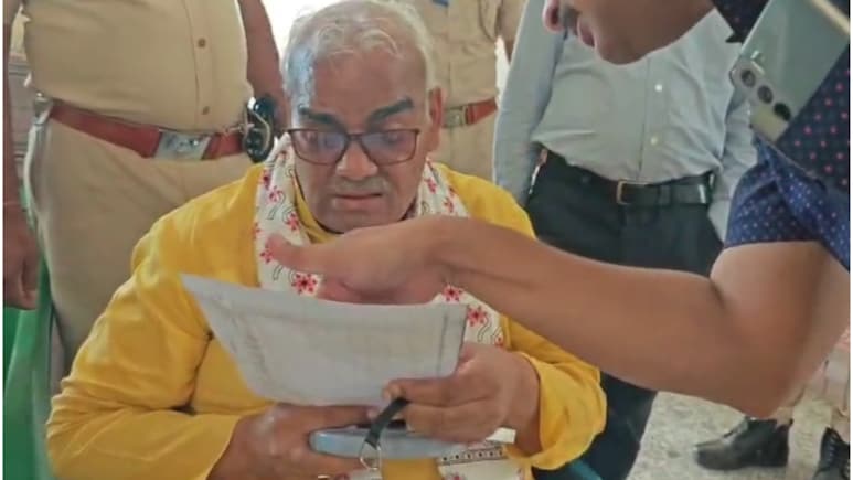 Rajasthan: मॉर्निंग प्रेयर के समय स्कूल पहुंच गए शिक्षा मंत्री, 10 टीचर एब्सेंट मिले, शिक्षा अधिकारी खेत पर थे, फिर हुआ एक्शन Rajasthan: मॉर्निंग प्रेयर के समय स्कूल पहुंच गए शिक्षा मंत्री, 10 टीचर एब्सेंट मिले, शिक्षा अधिकारी खेत पर थे, फिर हुआ एक्शन