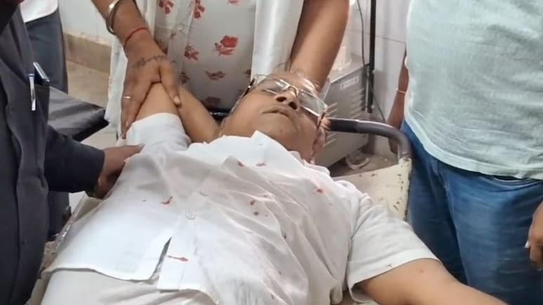 राजस्थान में भाजपा नेता पर जानलेवा हमला, हमलावरों ने हाथ पैर तोड़े ; अस्पताल के बाहर जुटी भारी भीड़ 