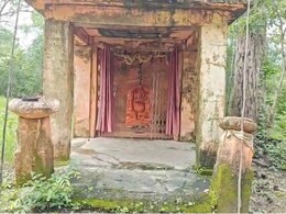 घने जंगलों के बीचों-बीच स्थित है गणेश देव मंदिर, प्रतिमा के नीचे दबा हुआ है किला, साल में एक बार खुलता है पट  घने जंगलों के बीचों-बीच स्थित है गणेश देव मंदिर, प्रतिमा के नीचे दबा हुआ है किला, साल में एक बार खुलता है पट