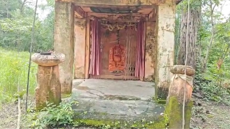 घने जंगलों के बीचों-बीच स्थित है गणेश देव मंदिर, प्रतिमा के नीचे दबा हुआ है किला, साल में एक बार खुलता है पट  घने जंगलों के बीचों-बीच स्थित है गणेश देव मंदिर, प्रतिमा के नीचे दबा हुआ है किला, साल में एक बार खुलता है पट