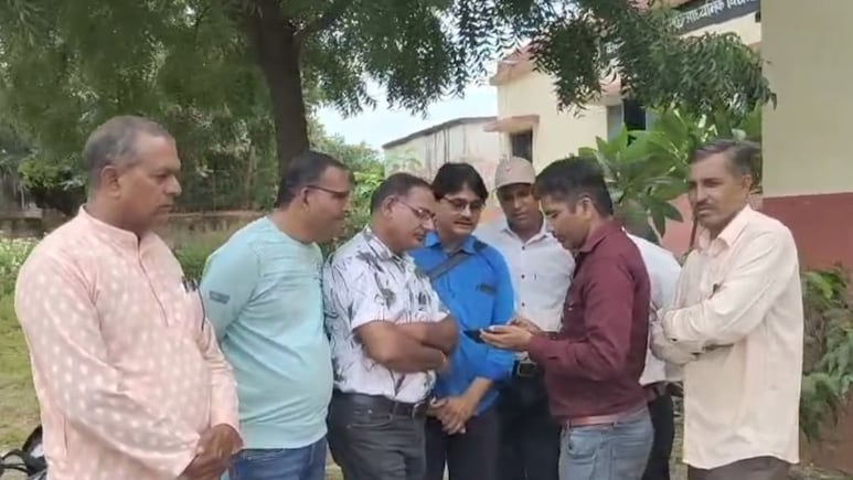 Neemuch Teacher: सुरक्षित कल की ओर कदम ! शिक्षकों ने थामा एक-दूसरे का हाथ, परिवारों को मिलेगा आर्थिक संबल Neemuch Teacher: सुरक्षित कल की ओर कदम ! शिक्षकों ने थामा एक-दूसरे का हाथ, परिवारों को मिलेगा आर्थिक संबल
