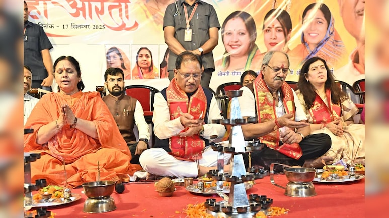 रायपुर में खारून मैया की महाआरती में शामिल हुए CM साय, 2100 दीये जलाकर PM मोदी को जन्मदिन की दी शुभकामनाएं