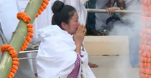 Zubeen Garg's Wife Garima Breaks Down At Singer's Funeral