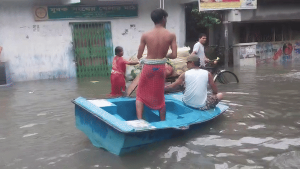 सड़क पर नाव, मोहल्ले डूबे... रिकॉर्ड बारिश के बाद पानी-पानी हुआ कोलकाता